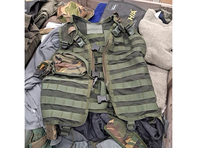 Partij militaire kleding en uitrusting nederlands leger, o.a. kpu /kl/ woodland - afbeelding 4 van  19