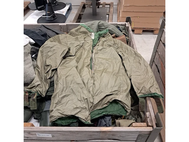 Partij militaire kleding en uitrusting nederlands leger, o.a. kpu /kl/ woodland - afbeelding 7 van  19