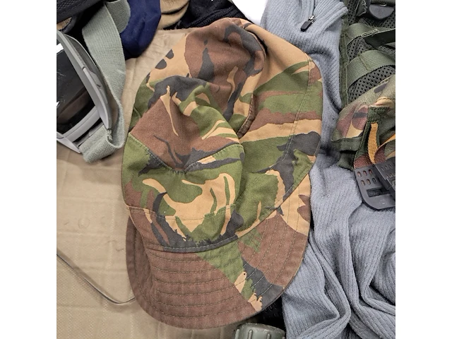 Partij militaire kleding en uitrusting nederlands leger, o.a. kpu /kl/ woodland - afbeelding 8 van  19