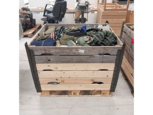 Partij militaire kleding en uitrusting nederlands leger, o.a. kpu /kl/ woodland - afbeelding 1 van  19