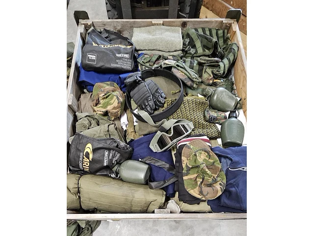 Partij militaire kleding en uitrusting nederlands leger, o.a. kpu /kl/ woodland - afbeelding 16 van  19