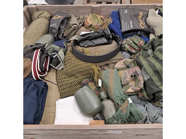 Partij militaire kleding en uitrusting nederlands leger, o.a. kpu /kl/ woodland - afbeelding 18 van  19