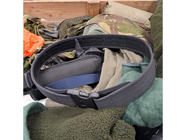 Partij militaire kleding en uitrusting nederlands leger, o.a. kpu/kl/woodland - afbeelding 6 van  17