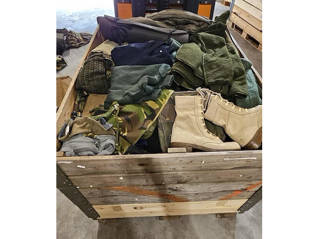 Partij militaire kleding en uitrusting nederlands leger, o.a. kpu/kl/woodland - afbeelding 1 van  17