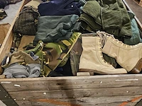 Partij militaire kleding en uitrusting nederlands leger, o.a. kpu/kl/woodland - afbeelding 1 van  17