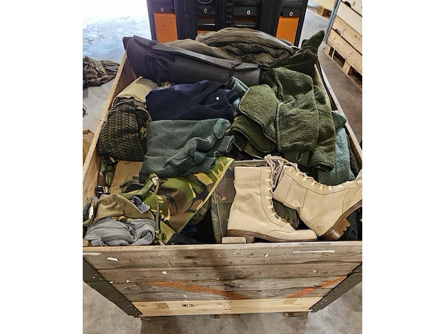 Partij militaire kleding en uitrusting nederlands leger, o.a. kpu/kl/woodland - afbeelding 10 van  17