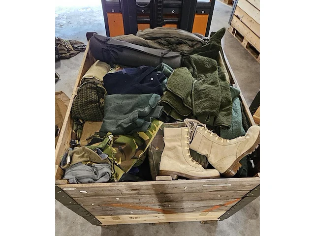 Partij militaire kleding en uitrusting nederlands leger, o.a. kpu/kl/woodland - afbeelding 11 van  17