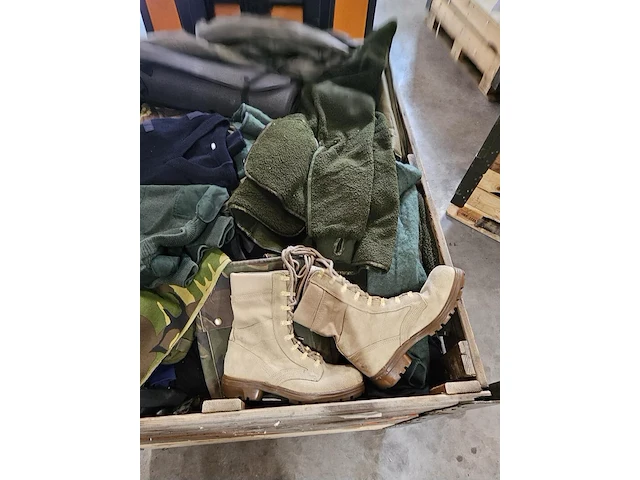 Partij militaire kleding en uitrusting nederlands leger, o.a. kpu/kl/woodland - afbeelding 12 van  17