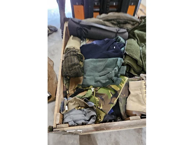 Partij militaire kleding en uitrusting nederlands leger, o.a. kpu/kl/woodland - afbeelding 13 van  17