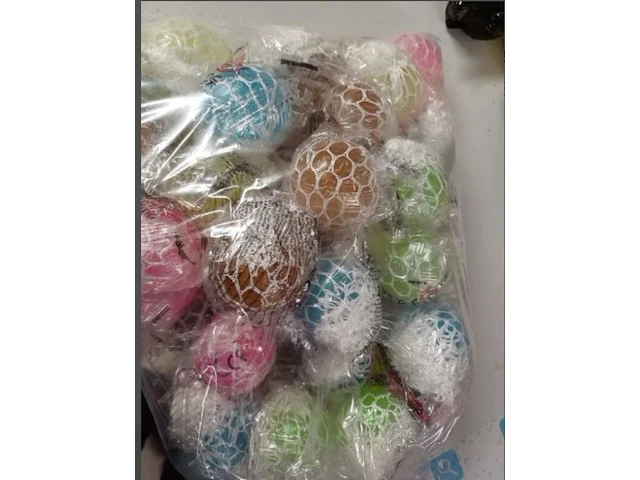 Partij mini sqeuze ballen 50 stuks in doos 95 - afbeelding 1 van  3