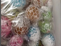 Partij mini sqeuze ballen 50 stuks in doos 95 - afbeelding 1 van  3