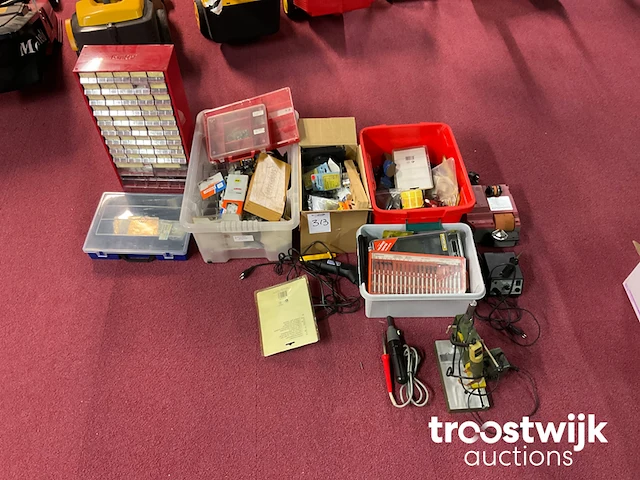 Partij modelbouw gereedschappen en benodigdheden - afbeelding 1 van  9