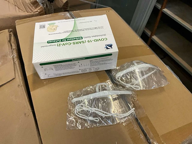 Partij mondkapjes en covid tests - afbeelding 1 van  4