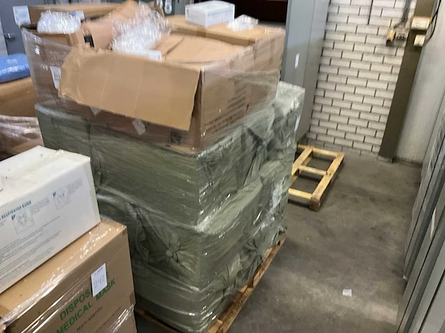 Partij mondkapjes en covid tests - afbeelding 4 van  4