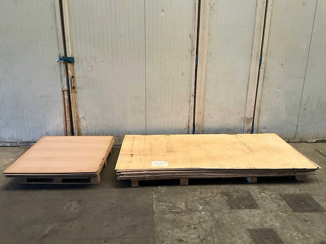 Partij multiplex platen 110/250x125x0,3cm circa 50 stuks - afbeelding 1 van  6