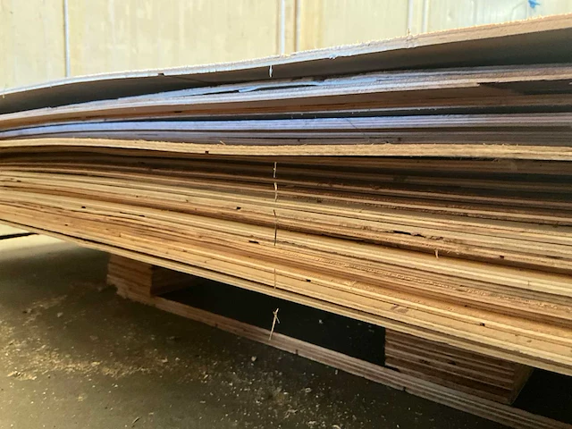 Partij multiplex platen 110/250x125x0,3cm circa 50 stuks - afbeelding 6 van  6