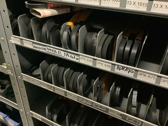 Partij multiriemen inclusief kast - afbeelding 3 van  40
