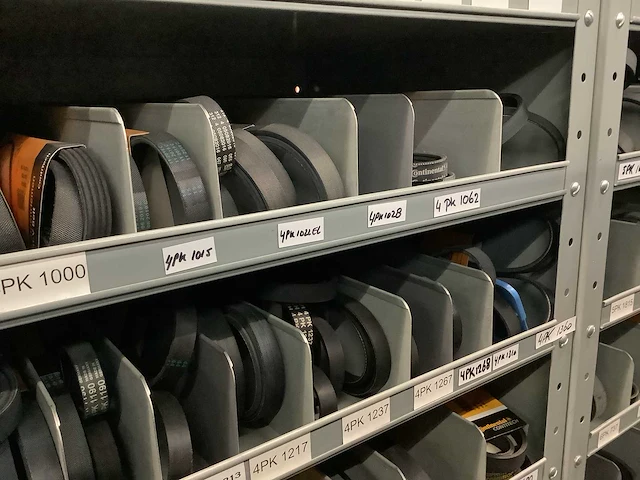 Partij multiriemen inclusief kast - afbeelding 9 van  40