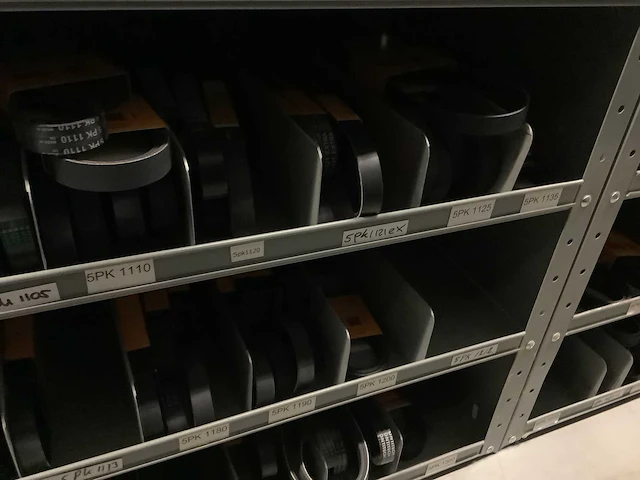 Partij multiriemen inclusief kast - afbeelding 18 van  40