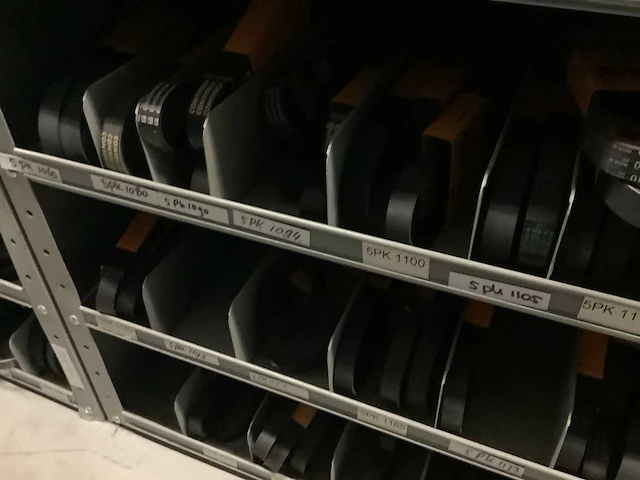 Partij multiriemen inclusief kast - afbeelding 19 van  40