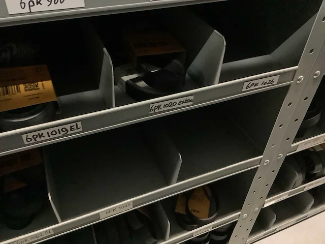 Partij multiriemen inclusief kast - afbeelding 32 van  40