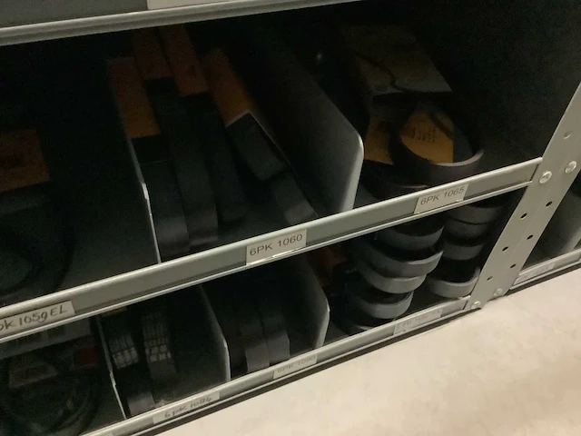 Partij multiriemen inclusief kast - afbeelding 33 van  40