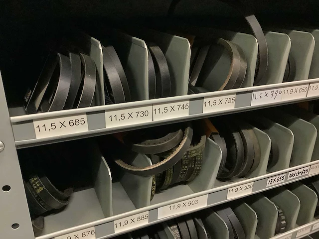 Partij multiriemen inclusief kast - afbeelding 38 van  40