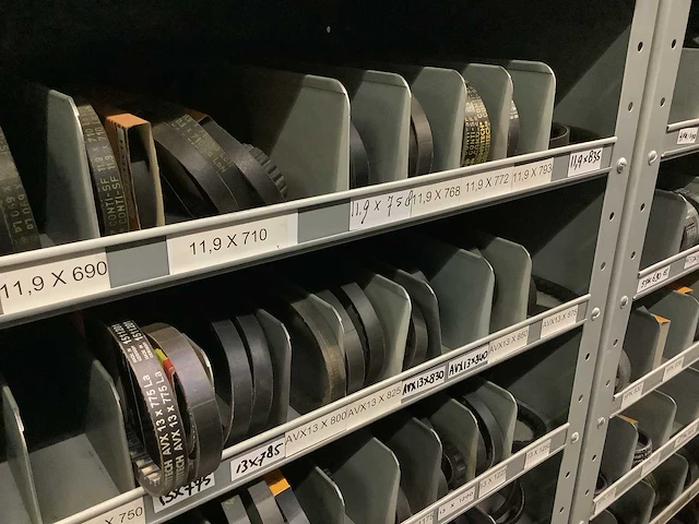 Partij multiriemen inclusief kast - afbeelding 39 van  40