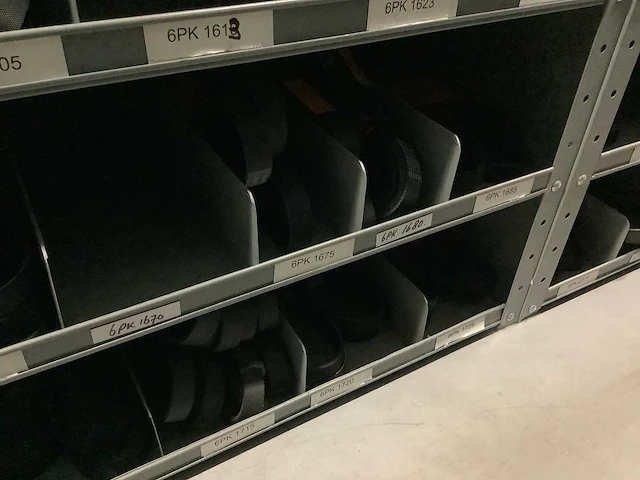 Partij multiriemen inclusief kast - afbeelding 5 van  37