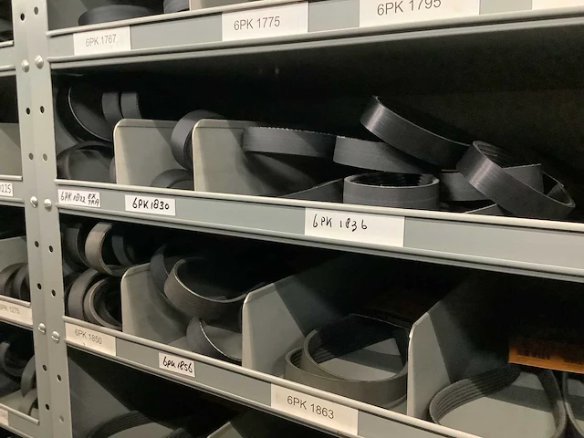 Partij multiriemen inclusief kast - afbeelding 10 van  37