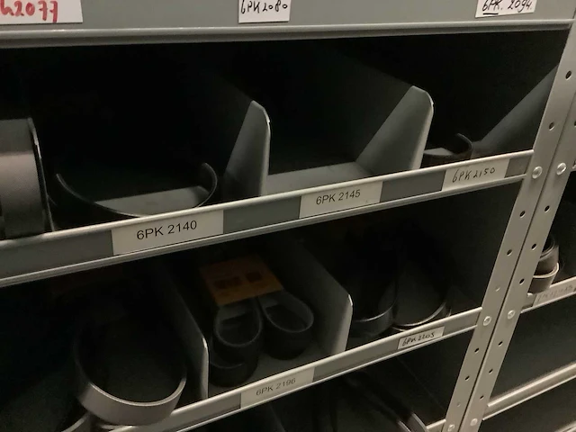 Partij multiriemen inclusief kast - afbeelding 17 van  37