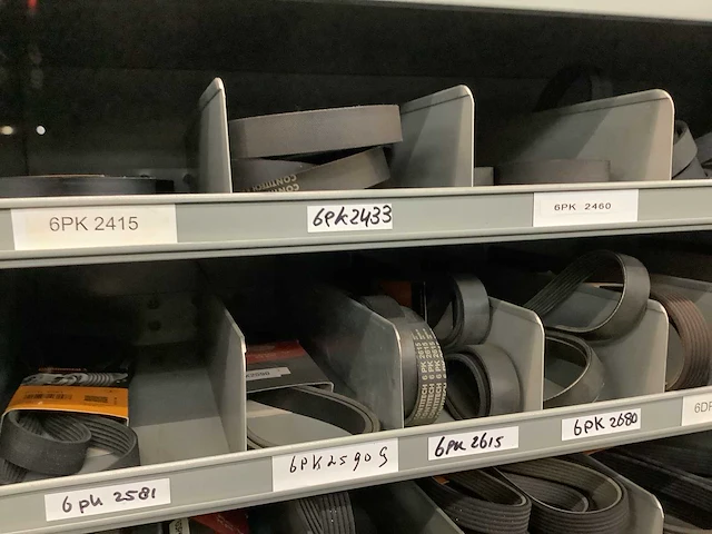 Partij multiriemen inclusief kast - afbeelding 21 van  37