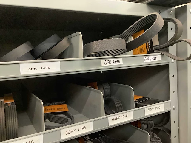 Partij multiriemen inclusief kast - afbeelding 22 van  37