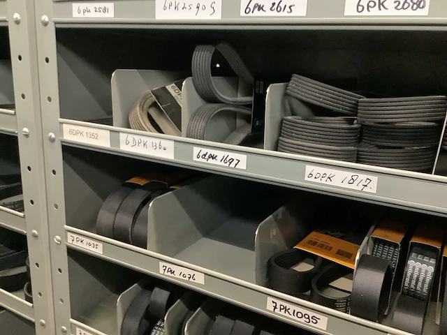 Partij multiriemen inclusief kast - afbeelding 24 van  37