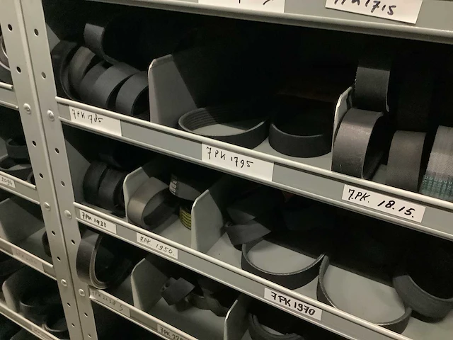 Partij multiriemen inclusief kast - afbeelding 28 van  37