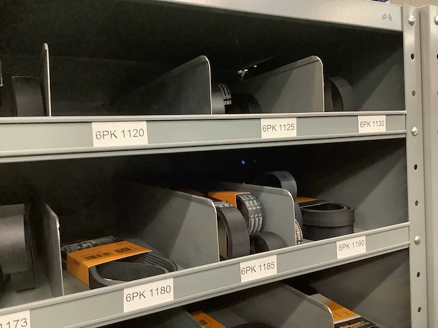 Partij multiriemen inclusief kast - afbeelding 23 van  37