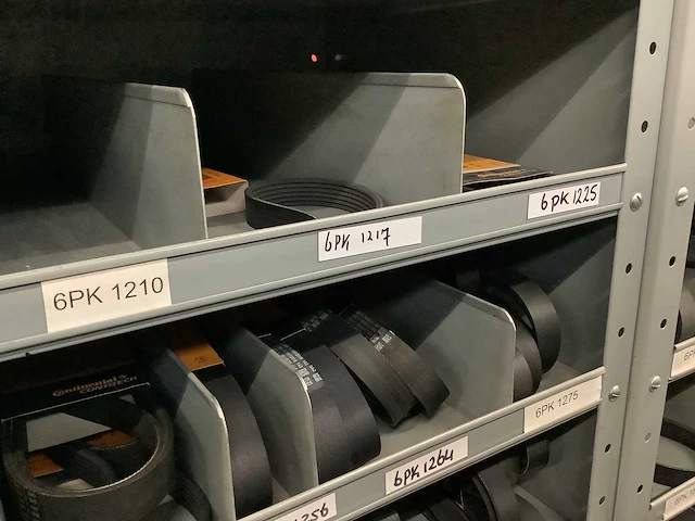 Partij multiriemen inclusief kast - afbeelding 32 van  37