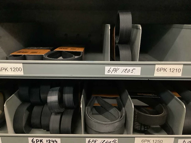 Partij multiriemen inclusief kast - afbeelding 33 van  37