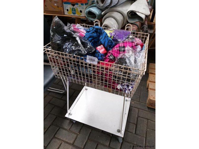 Partij nieuwe sjaals inclusief verkoopbak op wielen - afbeelding 1 van  4