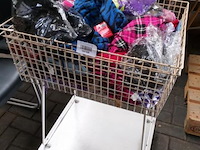 Partij nieuwe sjaals inclusief verkoopbak op wielen - afbeelding 1 van  4