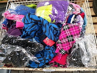 Partij nieuwe sjaals inclusief verkoopbak op wielen - afbeelding 2 van  4