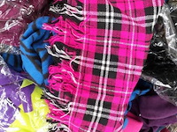 Partij nieuwe sjaals inclusief verkoopbak op wielen - afbeelding 3 van  4