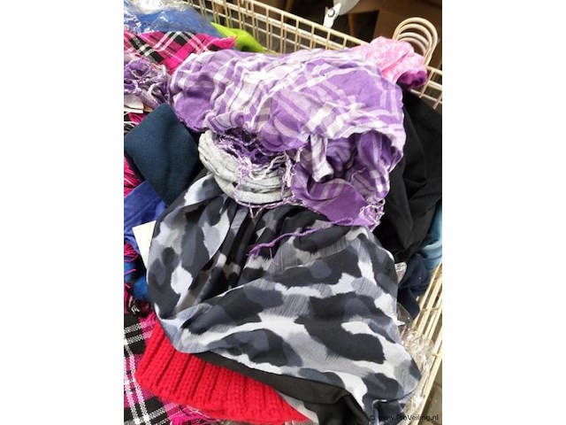 Partij nieuwe sjaals inclusief verkoopbak op wielen - afbeelding 4 van  4