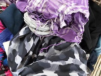 Partij nieuwe sjaals inclusief verkoopbak op wielen - afbeelding 4 van  4