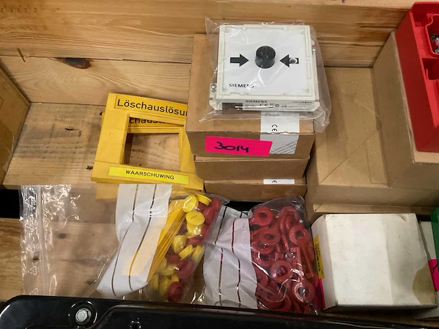 Partij noodschakelaars en toebehoren - afbeelding 2 van  3