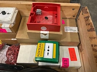Partij noodschakelaars en toebehoren - afbeelding 3 van  3