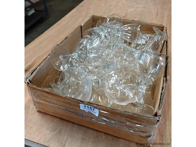 Partij o.a. kristallen glazen in doos - afbeelding 1 van  5