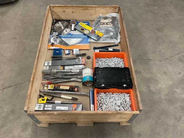 Partij onderdelen, gereedschappen en accessoires - afbeelding 1 van  3