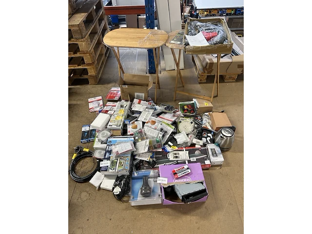 Partij (online) winkelvoorraad w.o. bamboe tafels, fitness artikelen en elektronica w.o. alpina, grundig, ultrasport, zoomyo, nedis, konig - afbeelding 1 van  17