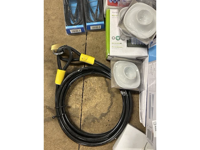 Partij (online) winkelvoorraad w.o. bamboe tafels, fitness artikelen en elektronica w.o. alpina, grundig, ultrasport, zoomyo, nedis, konig - afbeelding 17 van  17